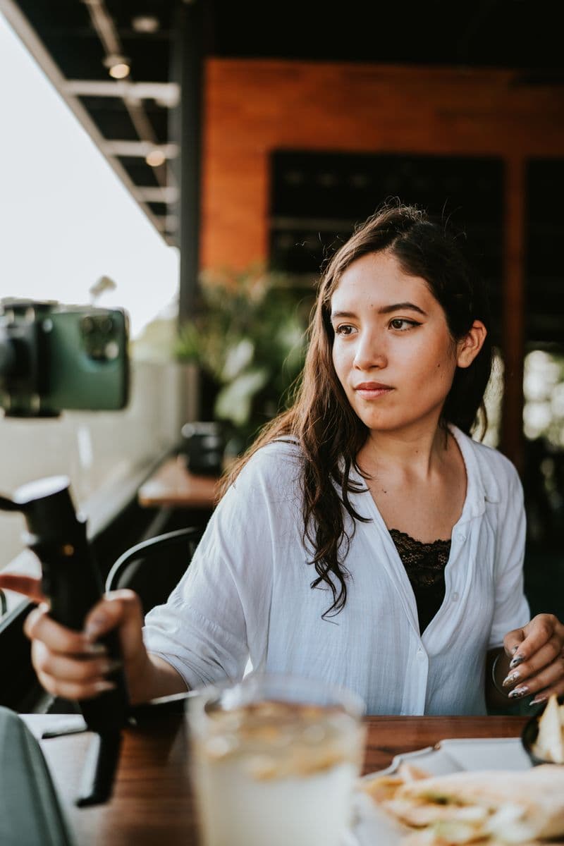 Créatrice filmant un plat au smartphone