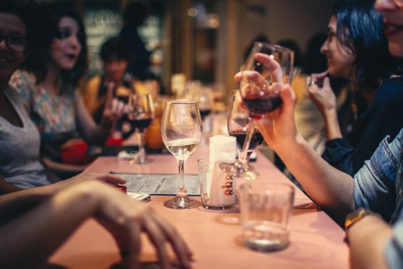 Groupe d'amis se régalant ensemble autour d'une table à la bougie
